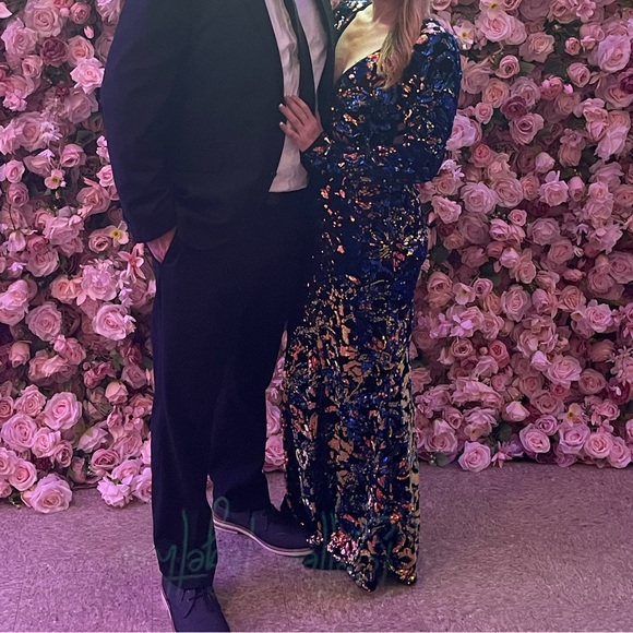 🆕Criss cross back sweetheart top long sleeve mermaid hem sequin gown - Picture 12 of 15